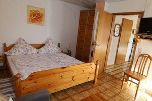 1 bedroom, bed sheets - Apartment- 2 pers, 30 sqm, living/sleeping area, balcony (Schleching)