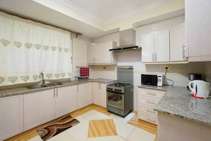 Private kitchen - Apt 31 Geomara Executive 2 bdroom Kilimani (Nairobi)