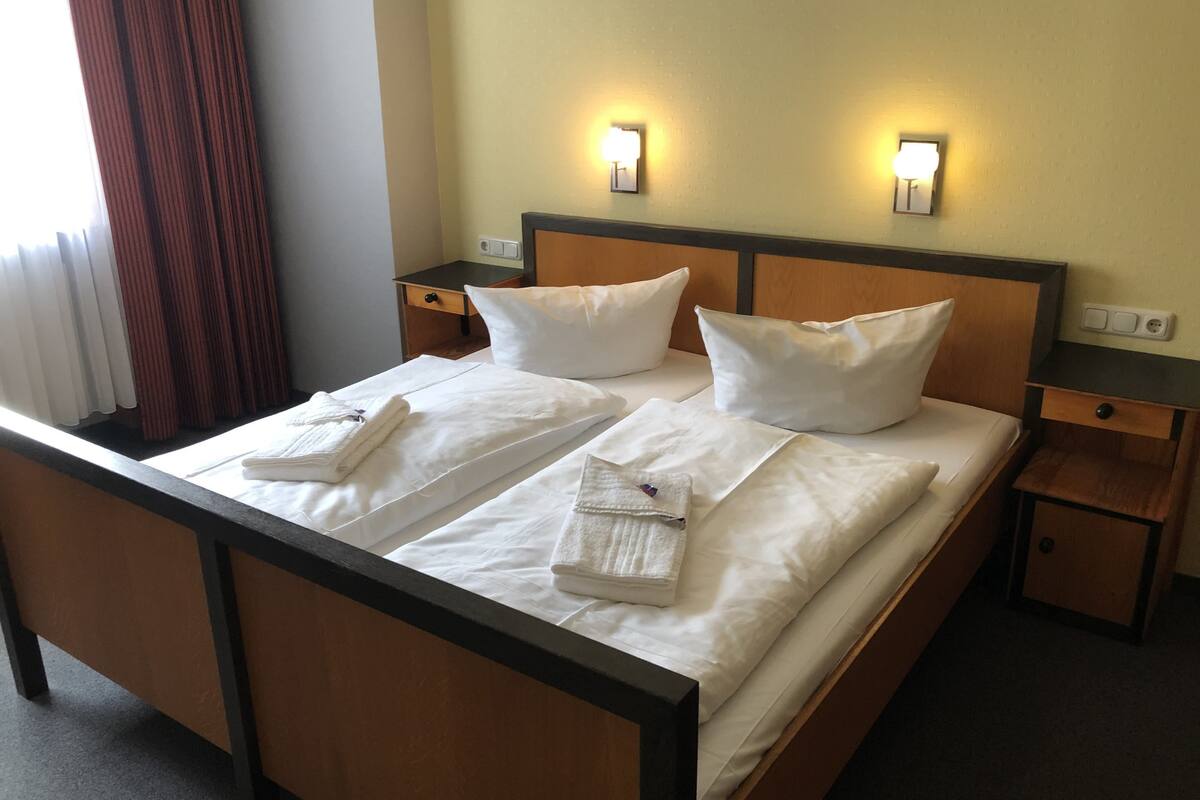 standard double room | in-room safe, desk, cots/infant beds, free wifi