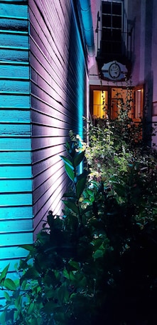 Fachada de la propiedad por la tarde o noche