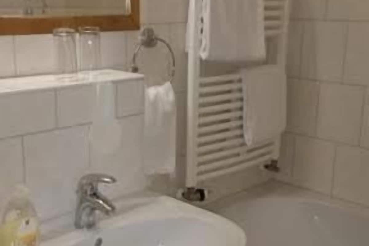 free toiletries, towels