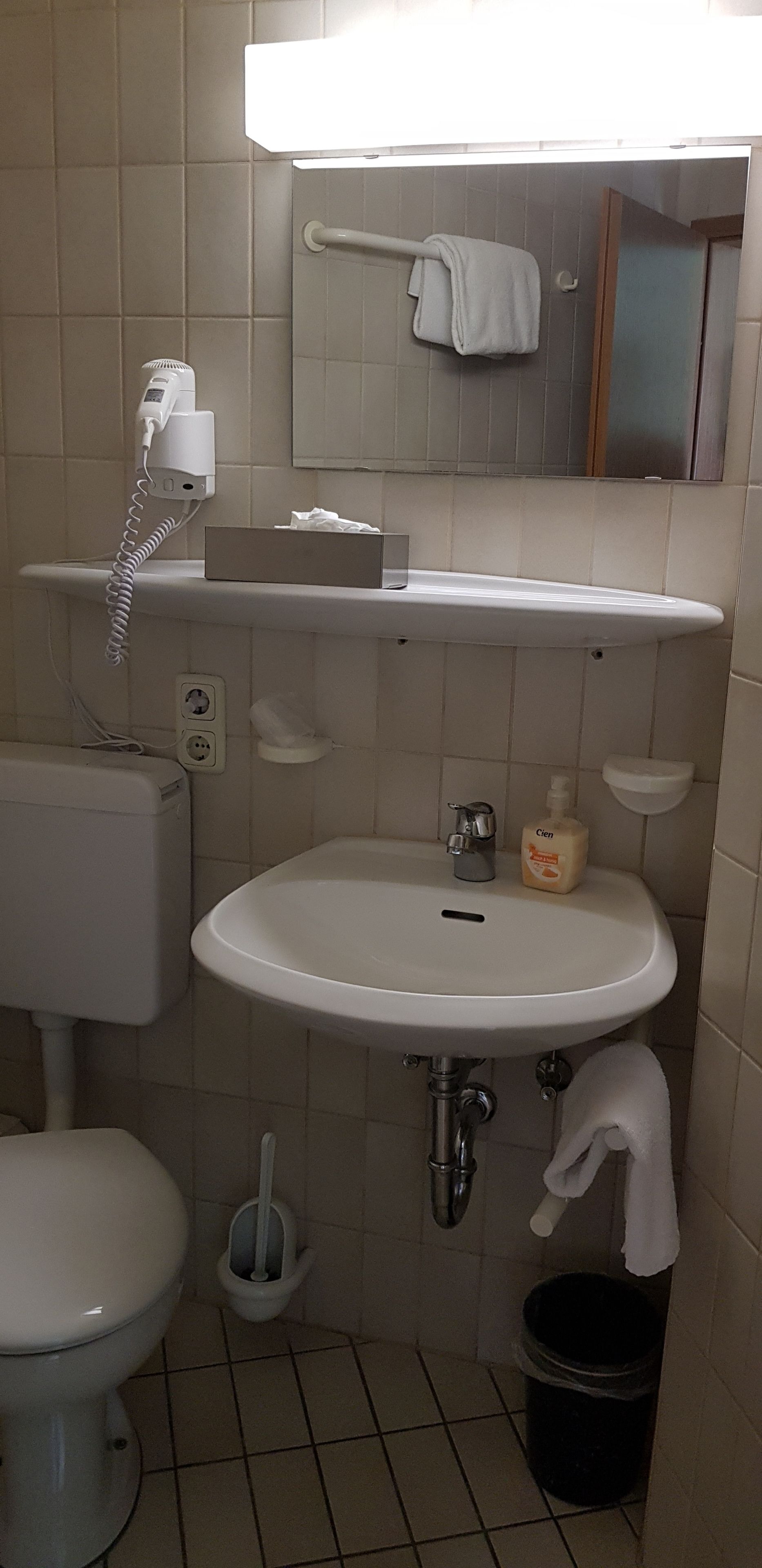 free toiletries, towels