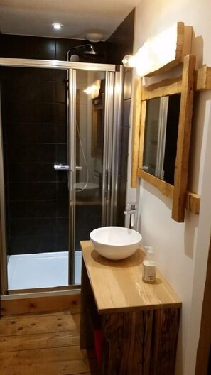 Habitación cuádruple, baño privado | Baño | Regadera, amenidades de baño gratuitas, toallas