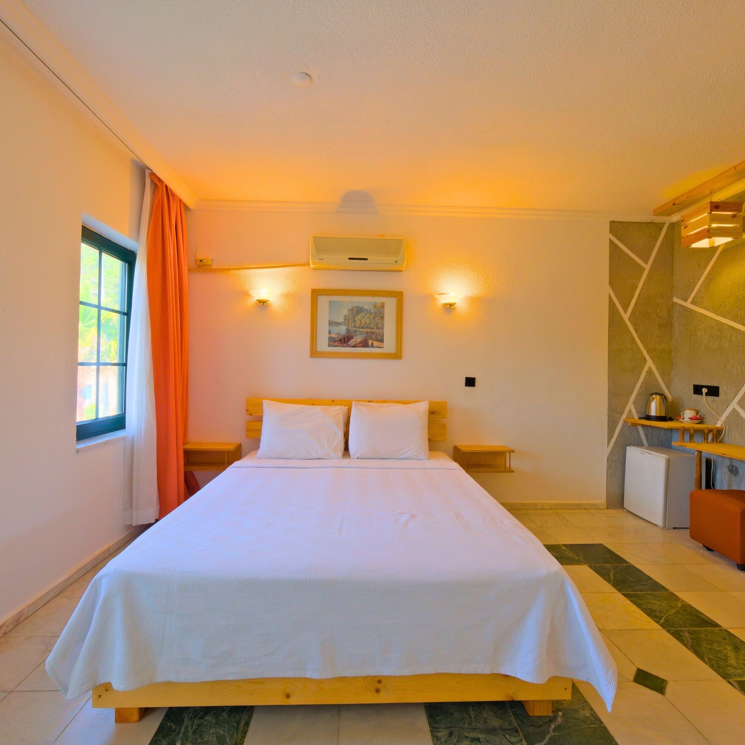 Ropa de cama hipoalergénica y minibar con artículos gratuitos 