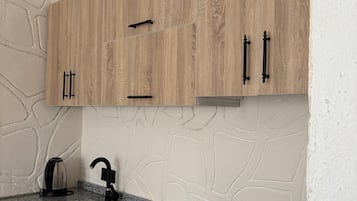 Tetera/pava eléctrica, silla alta para bebés