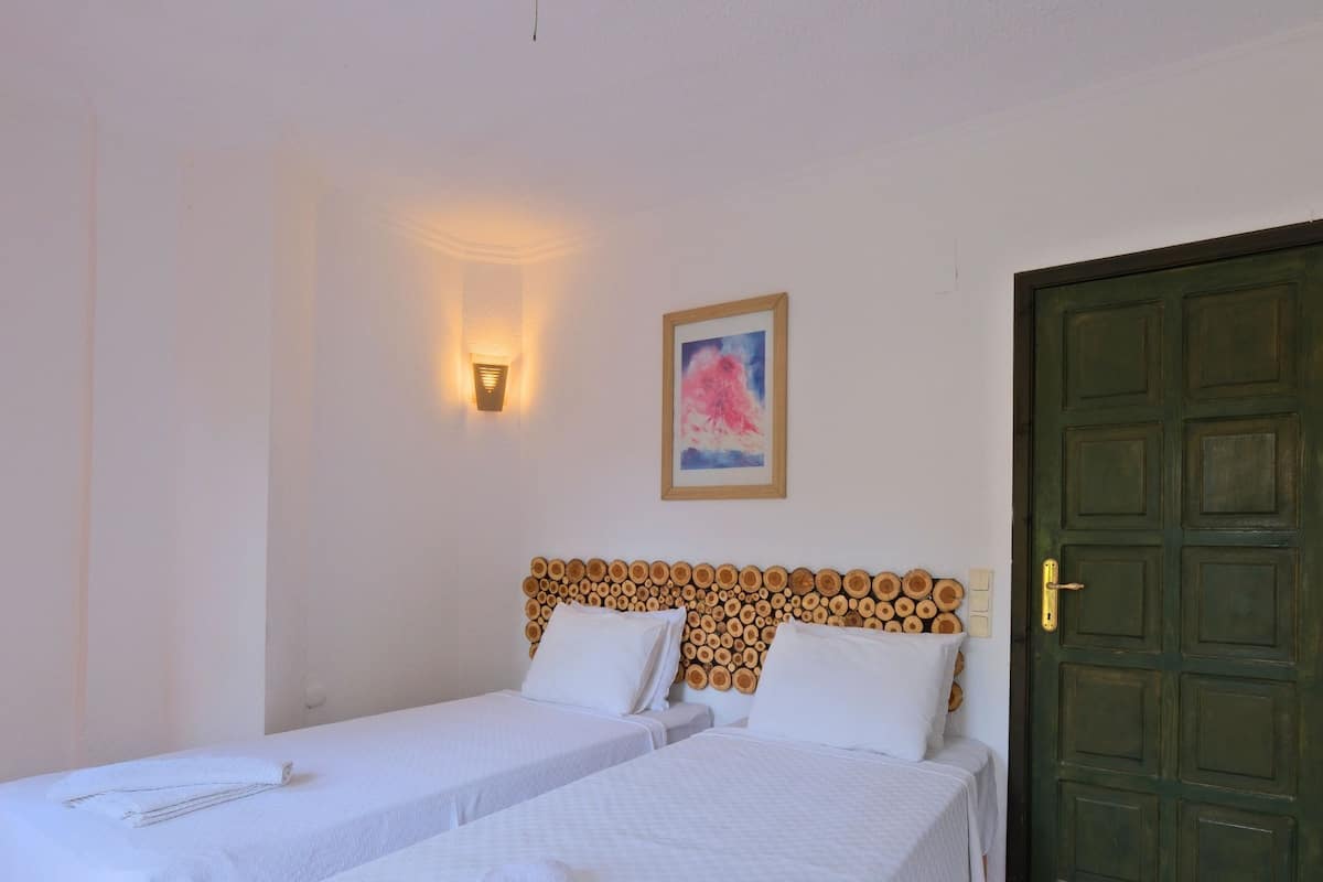 1 bedroom, hypo-allergenic bedding, free minibar, desk