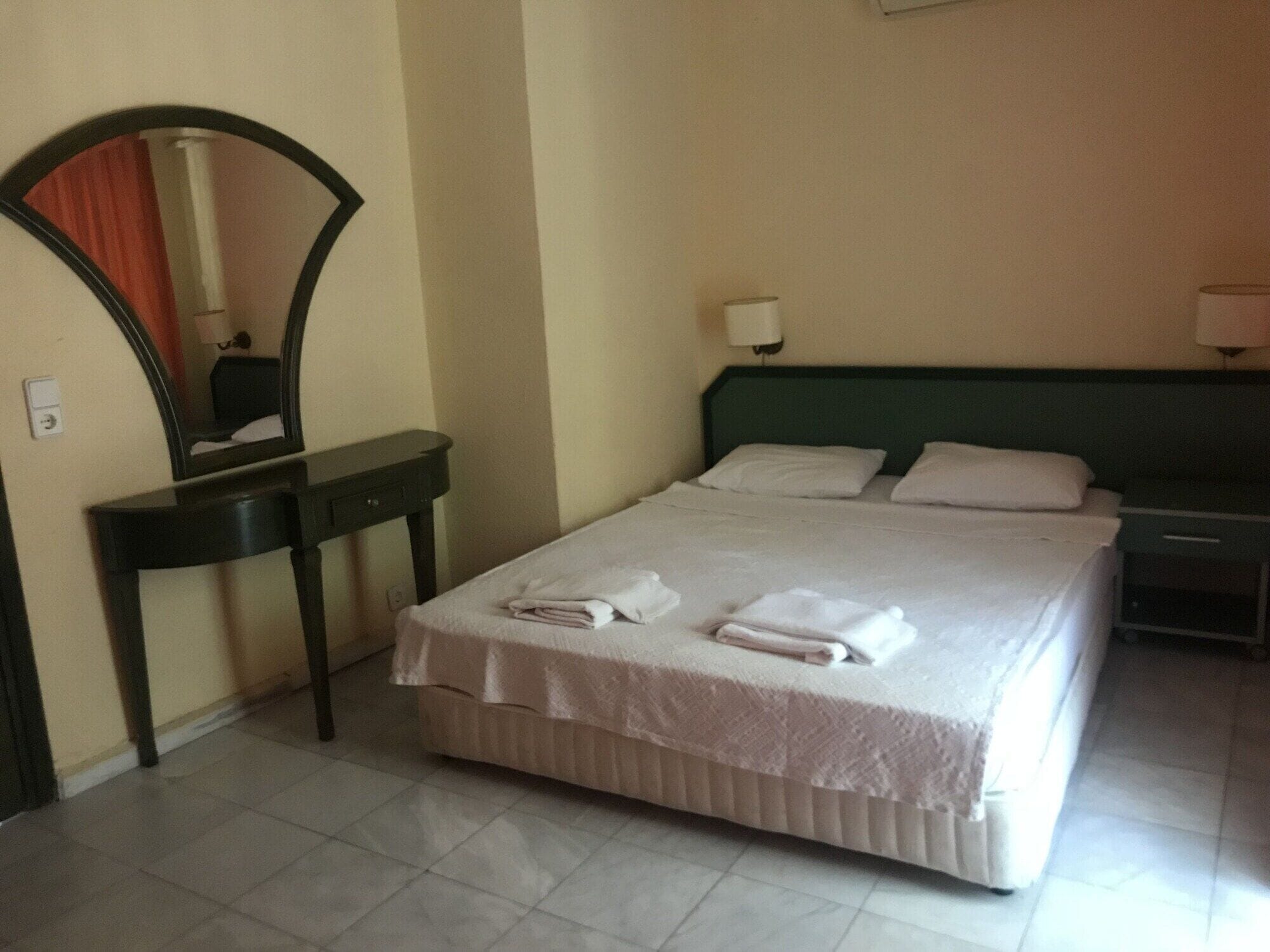 Peralatan tempat tidur hipoalergenik, bar mini percuma, meja 