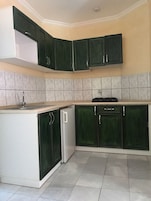 Hervidor eléctrico y trona infantil
