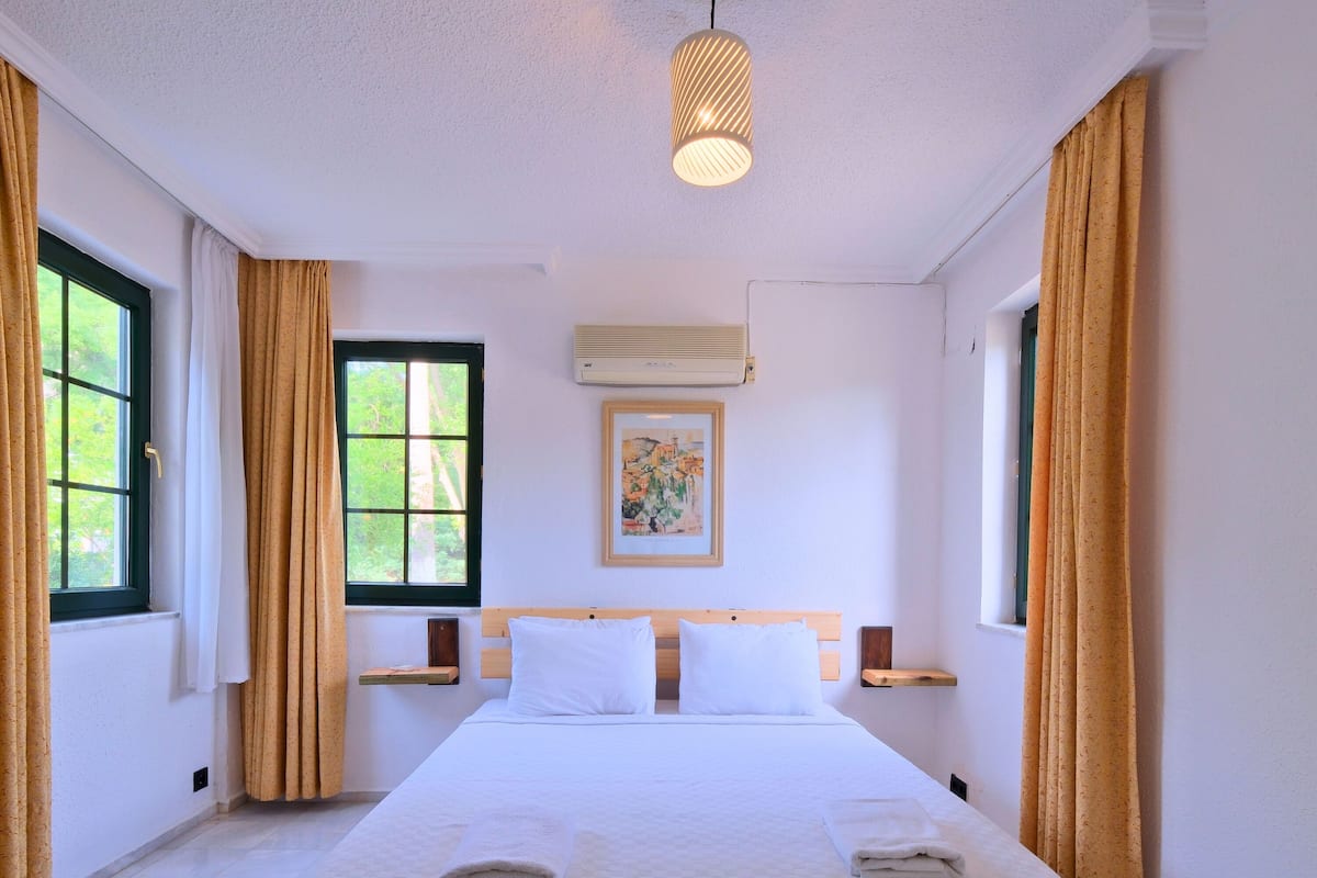 1 bedroom, hypo-allergenic bedding, free minibar, desk