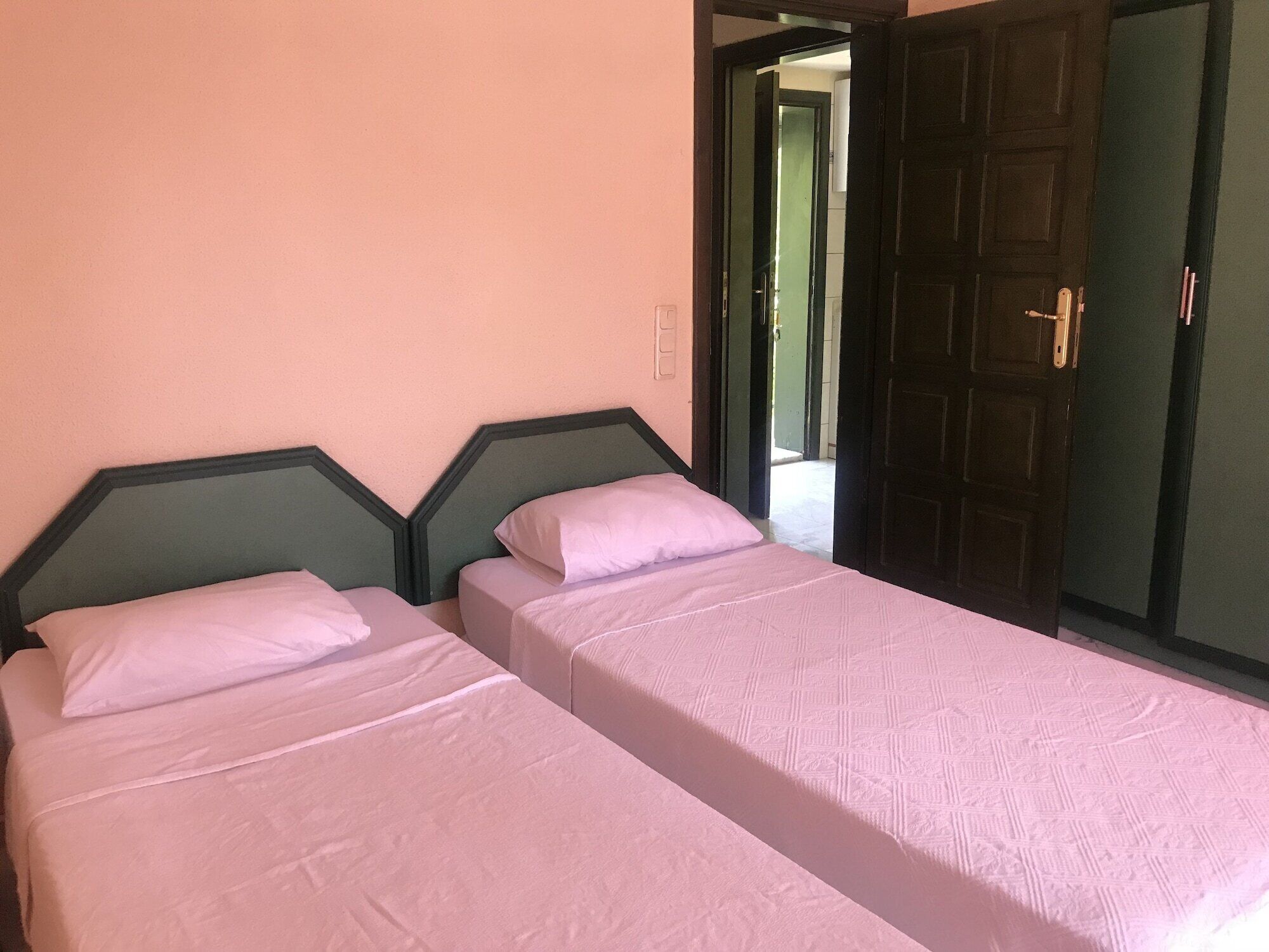Hypo-allergenic bedding, free minibar, desk, blackout curtains