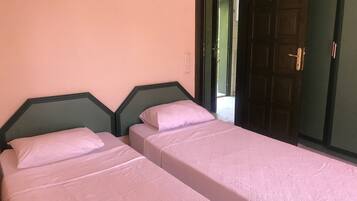 Hypo-allergenic bedding, free minibar, desk, blackout curtains