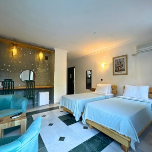 Ropa de cama hipoalergénica, artículos del minibar gratis y escritorio