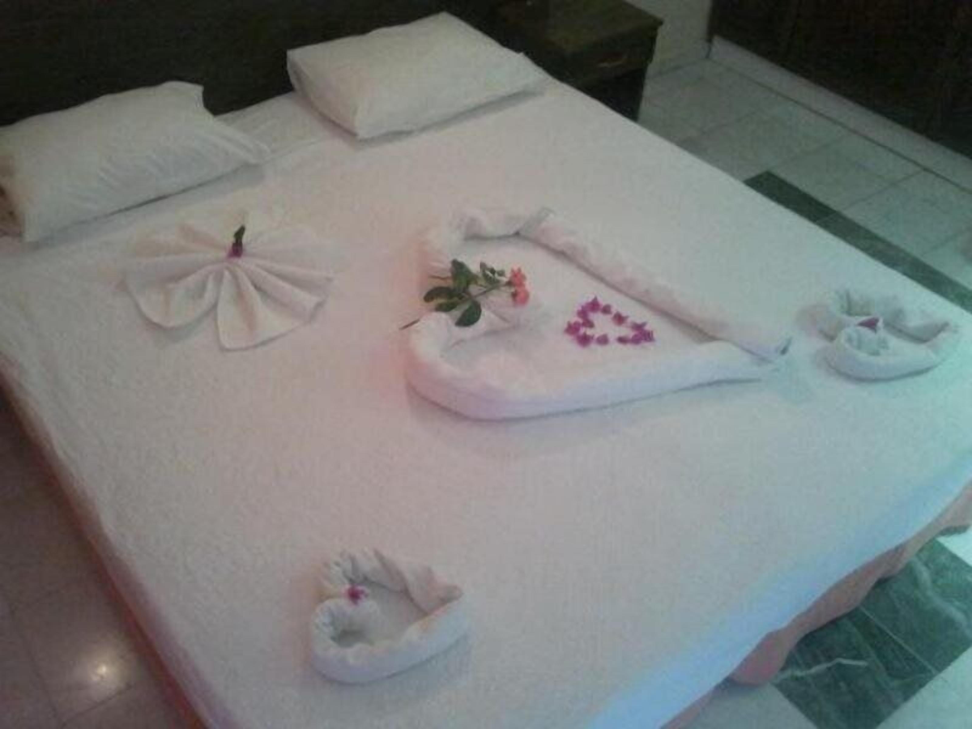 Ropa de cama hipoalergénica y minibar con artículos gratuitos 