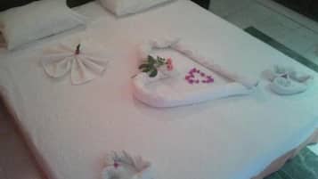 Roupas de cama antialérgicas, frigobar (abastecido com itens grátis)