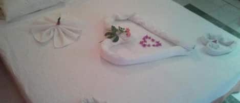 Hypoallergeen beddengoed, een gratis minibar, een bureau