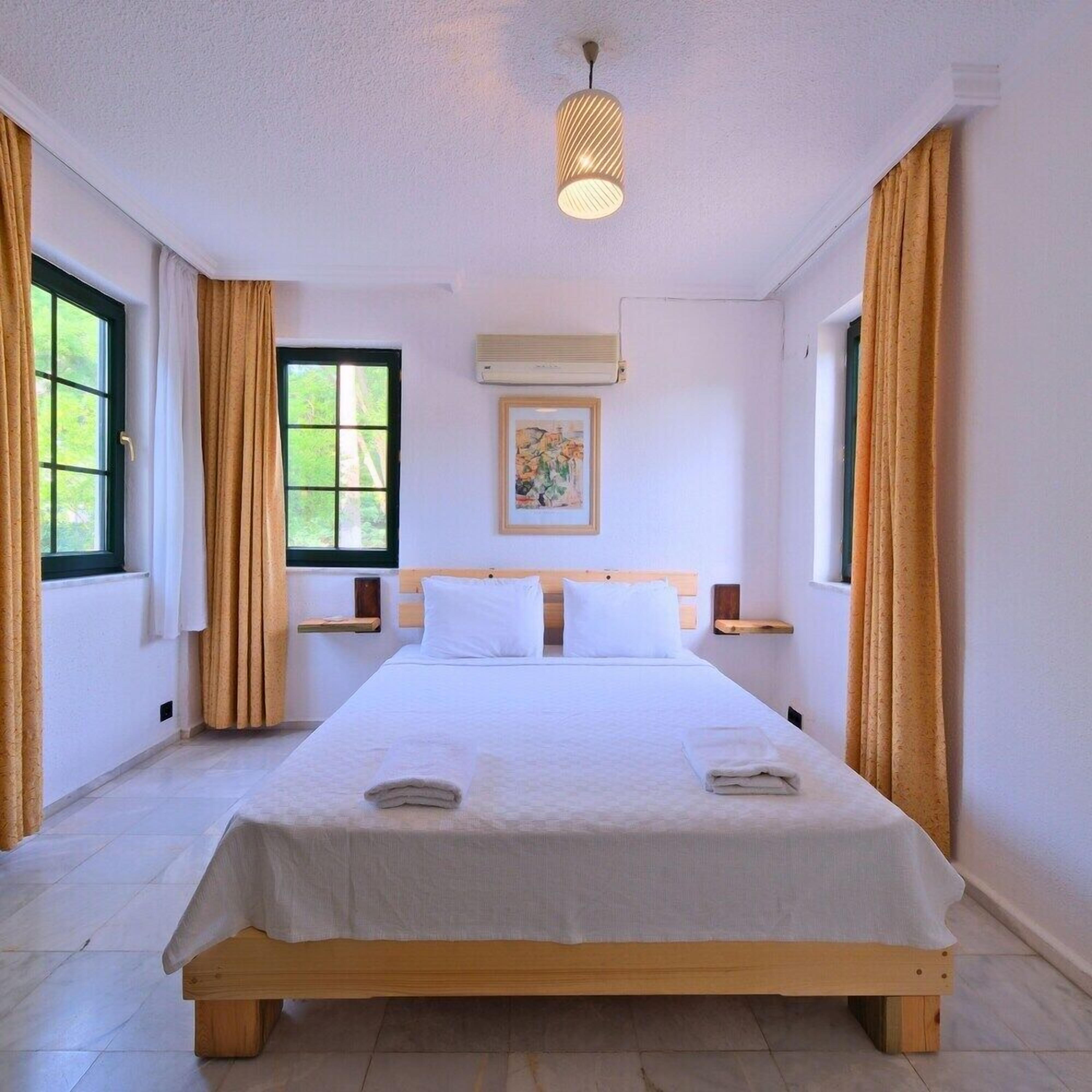 Ropa de cama hipoalergénica y minibar con artículos gratuitos 