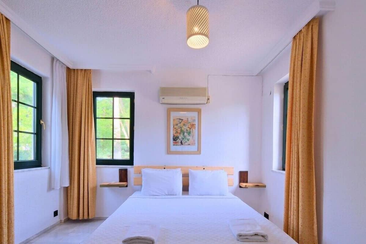 Hypo-allergenic bedding, free minibar, desk, blackout curtains