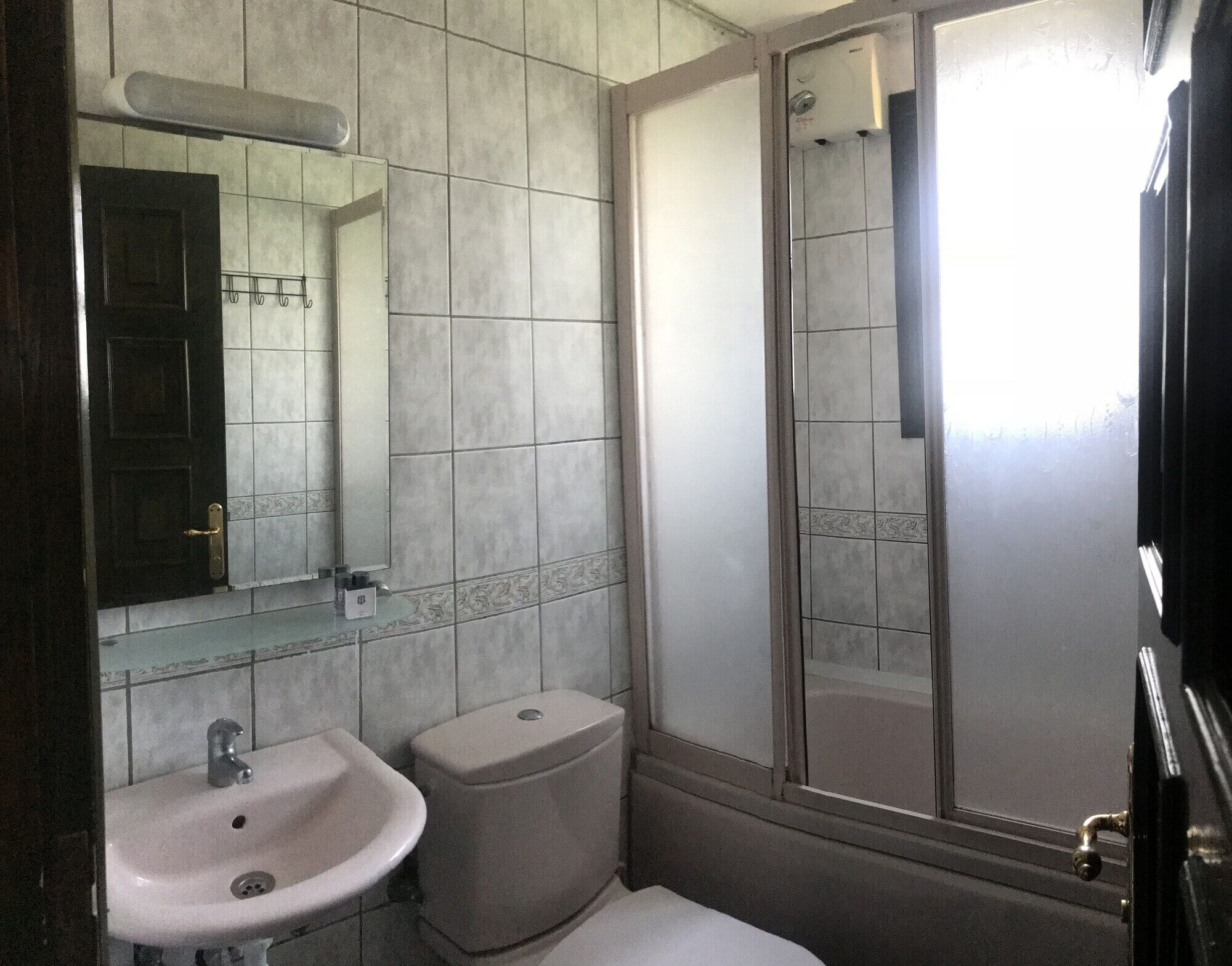 Regadera, amenidades de baño gratuitas, secadora de cabello, bidet 