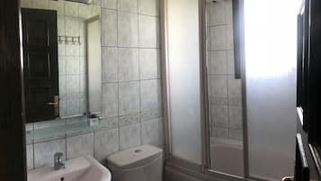 Shower, free toiletries, hair dryer, bidet