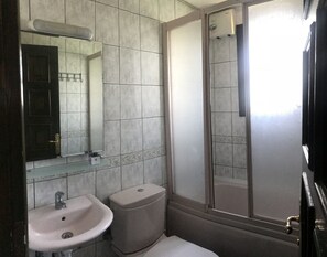 Shower, free toiletries, hair dryer, bidet