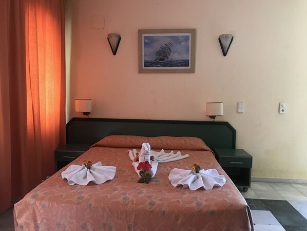 Hypo-allergenic bedding, free minibar, desk, blackout drapes - Club Mel Holiday Resort (Ortaca)