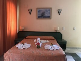 Ropa de cama hipoalergénica y minibar con artículos gratuitos 