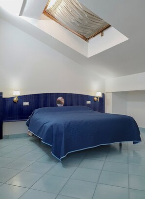 Premium bedding, in-room safe, desk, blackout drapes