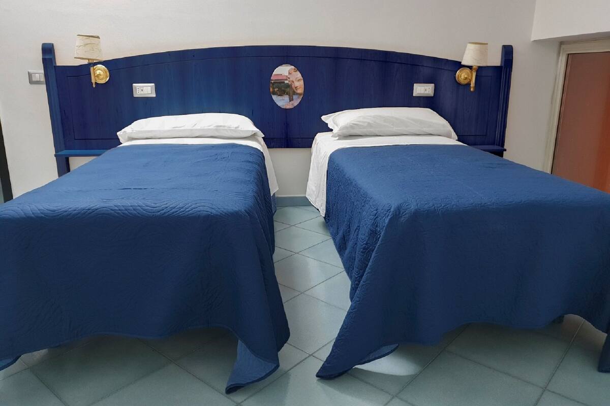 Premium bedding, in-room safe, desk, blackout drapes