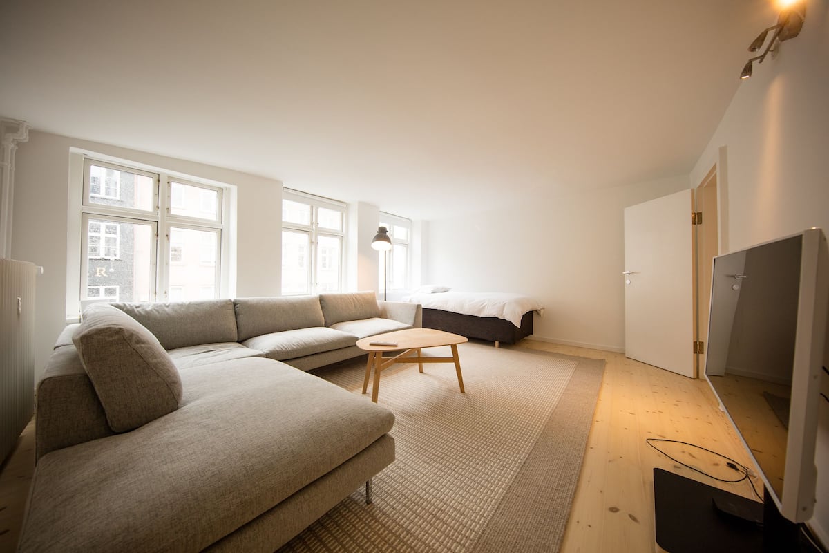 Departamento de lujo, 3 habitaciones | Sala de estar | Smart TV de 55 pulgadas con canales premium, televisión y Netflix