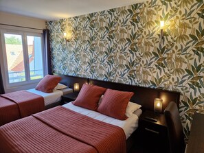 Standard Triple Room | Desk, blackout drapes, iron/ironing board, free WiFi - Hotel Bal  (Tournehem-sur-la-Hem)