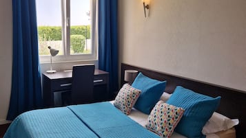 Bureau, rideaux occultants, fer et planche Ă repasser, Wi-Fi gratuit