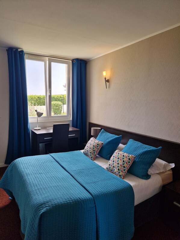 Desk, blackout drapes, iron/ironing board, free WiFi - Hotel Bal  (Tournehem-sur-la-Hem)