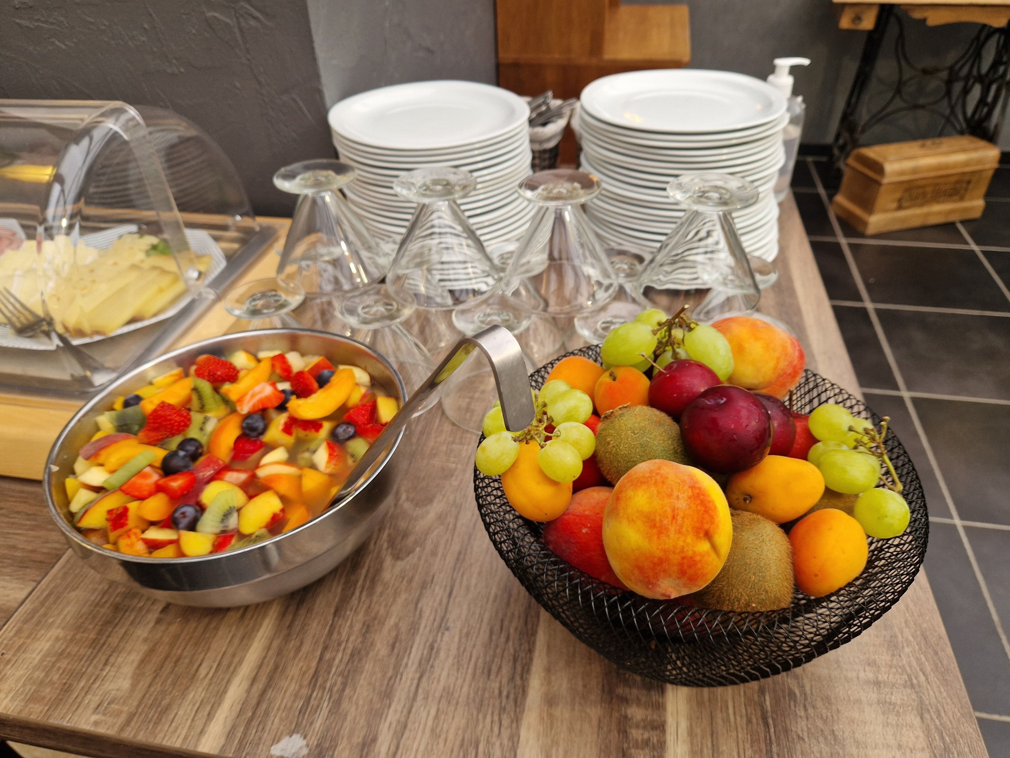 En buffet med skåle med frugt og frugtsalat.