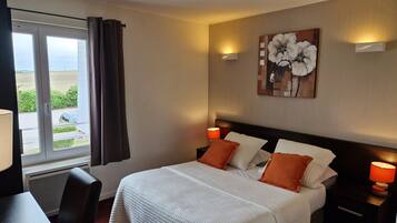 Escrivaninha, cortinas blackout, ferros/tábuas de passar roupa