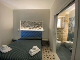 Superior-Doppelzimmer, Meerblick | Essbereich im Zimmer