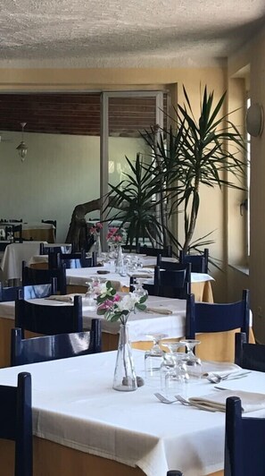 Se sirven desayunos, comidas y cocina italiana con vista al jardín