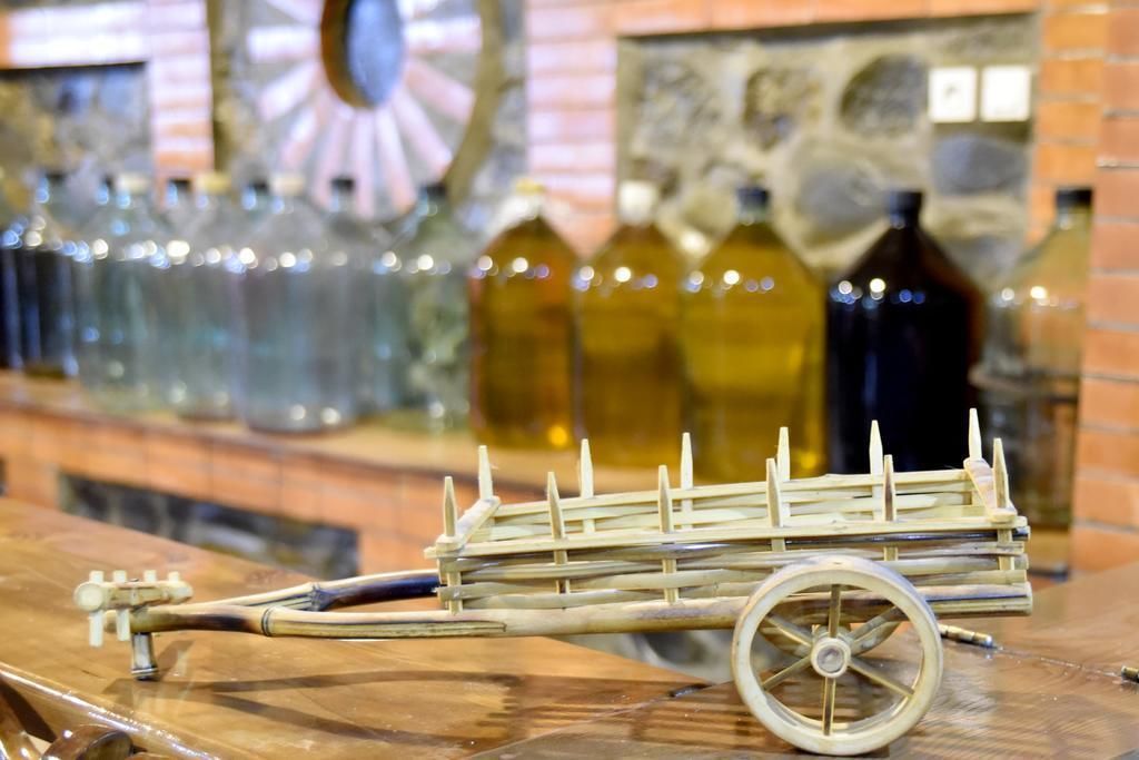 Un carro de madera con una rueda y un martillo sobre una superficie de madera.