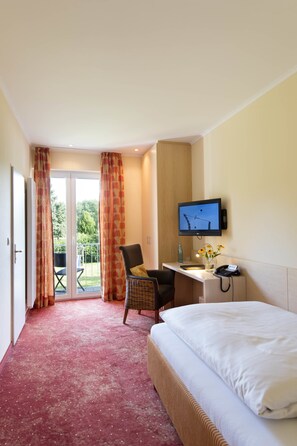 Enkeltrom – basic | Safe på rommet, skrivebord, strykejern/-brett og barnesenger