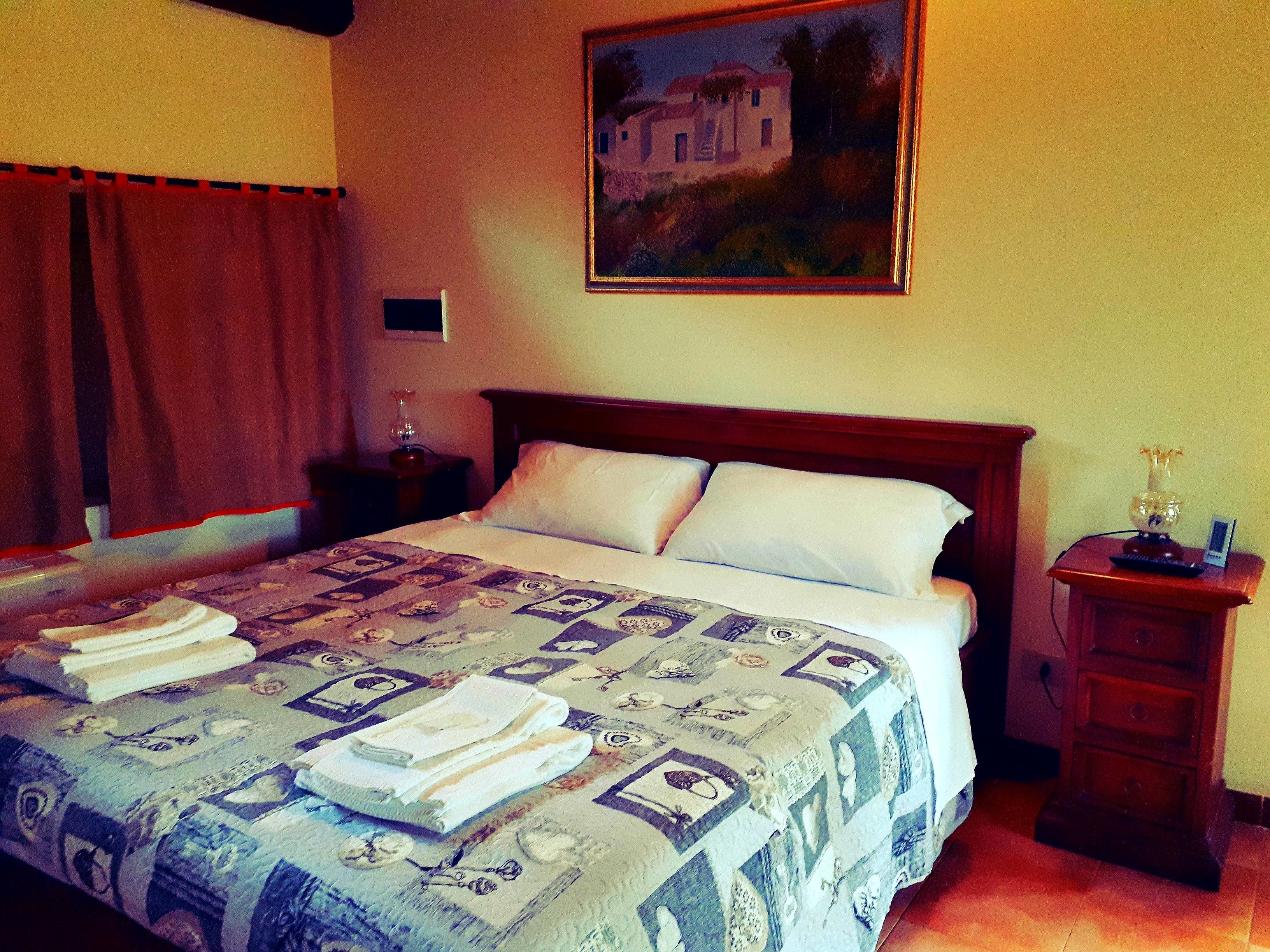 Copriletto in piuma, una scrivania, tende oscuranti, Wi-Fi gratuito