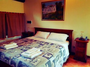 Down comforters, desk, blackout drapes, free WiFi - B&B Monticelli (Capranica)