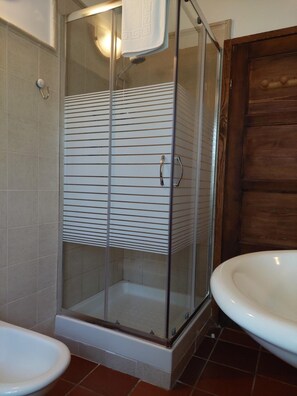 Shower, free toiletries, hair dryer, bidet - B&B Monticelli (Capranica)