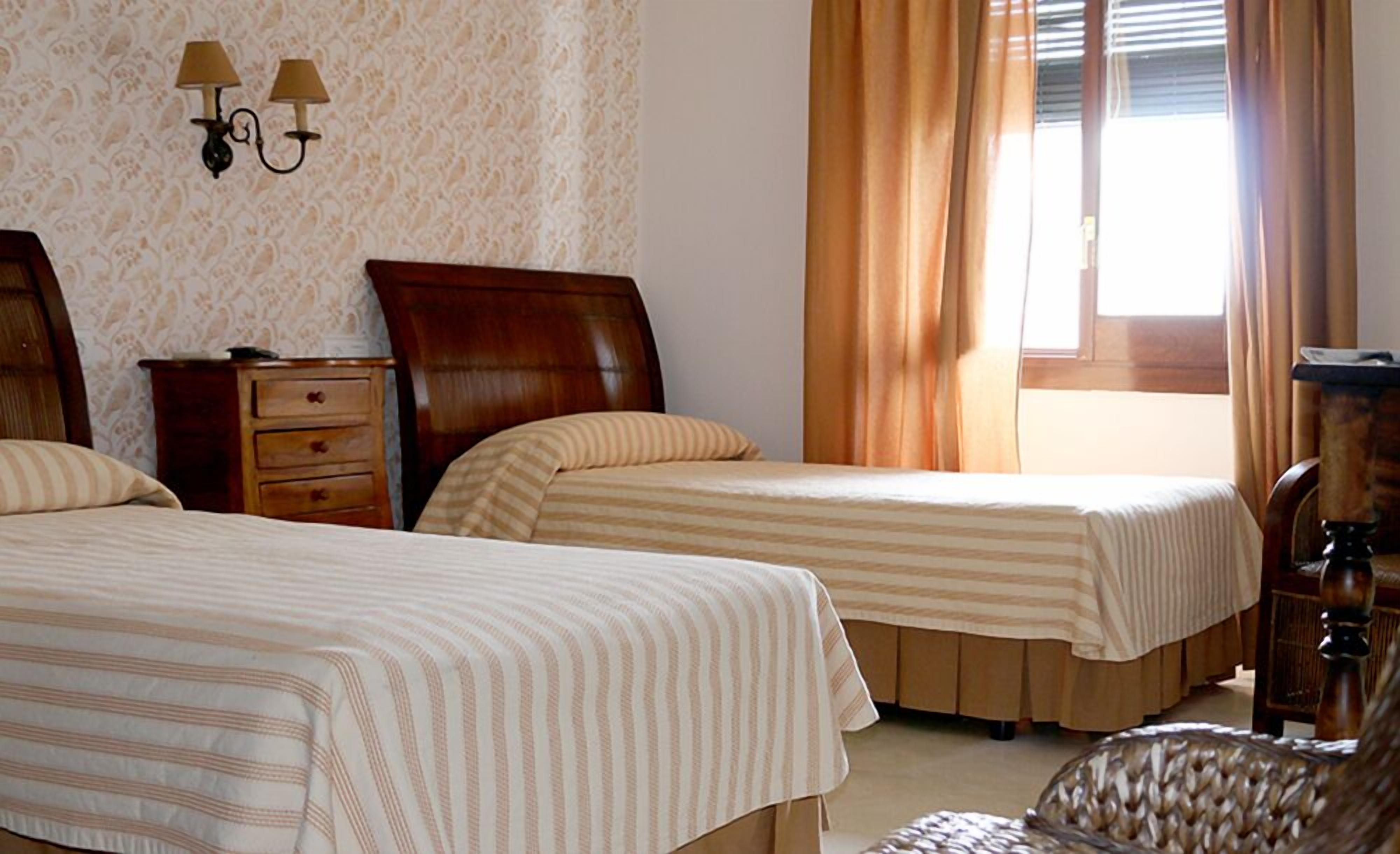 Dubbelrum eller tvåbäddsrum | Individuell inredning, unika möbler och mörkläggningsgardiner