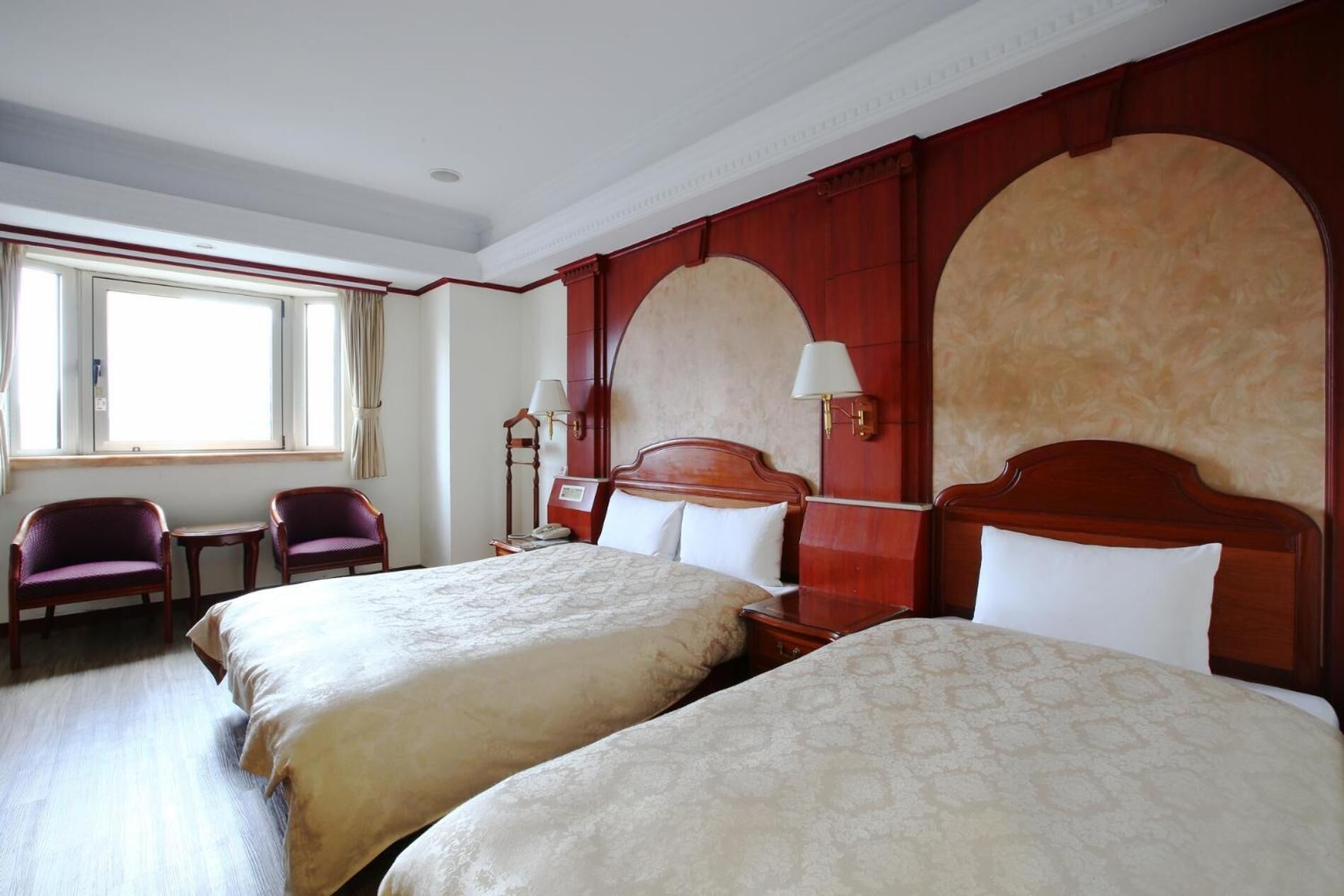 办公桌、免费 WiFi、床单