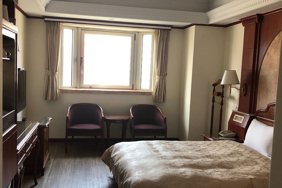 Escritorio, wifi gratis y ropa de cama 
