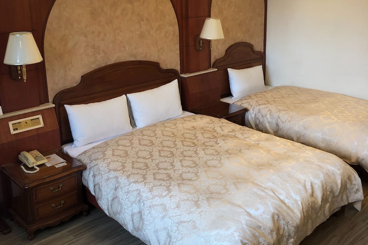 Standard-Dreibettzimmer, Mehrere Betten (No parking) | Schreibtisch, kostenloses WLAN, Bettwäsche
