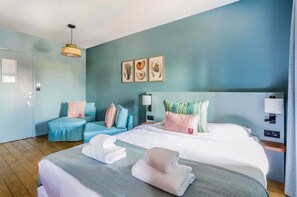 Habitación cuádruple | Caja de seguridad en la habitación y decoración personalizada