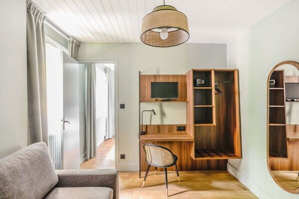 Habitación cuádruple | Caja de seguridad en la habitación y decoración personalizada