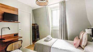 Habitación con 2 camas individuales | Caja de seguridad en la habitación y decoración personalizada