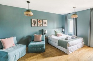 Habitación cuádruple | Caja de seguridad en la habitación y decoración personalizada