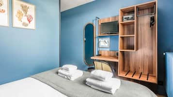 Double Room, Sea View | In-room safe, individually decorated, individually furnished, desk